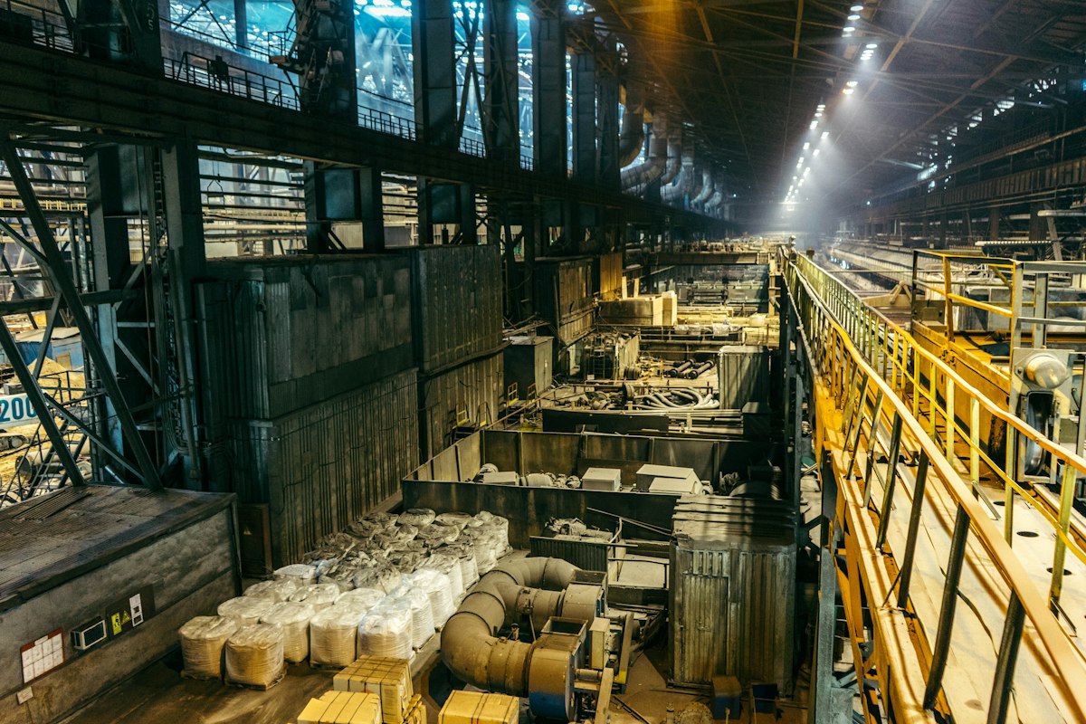 Almacén industrial con estanterías